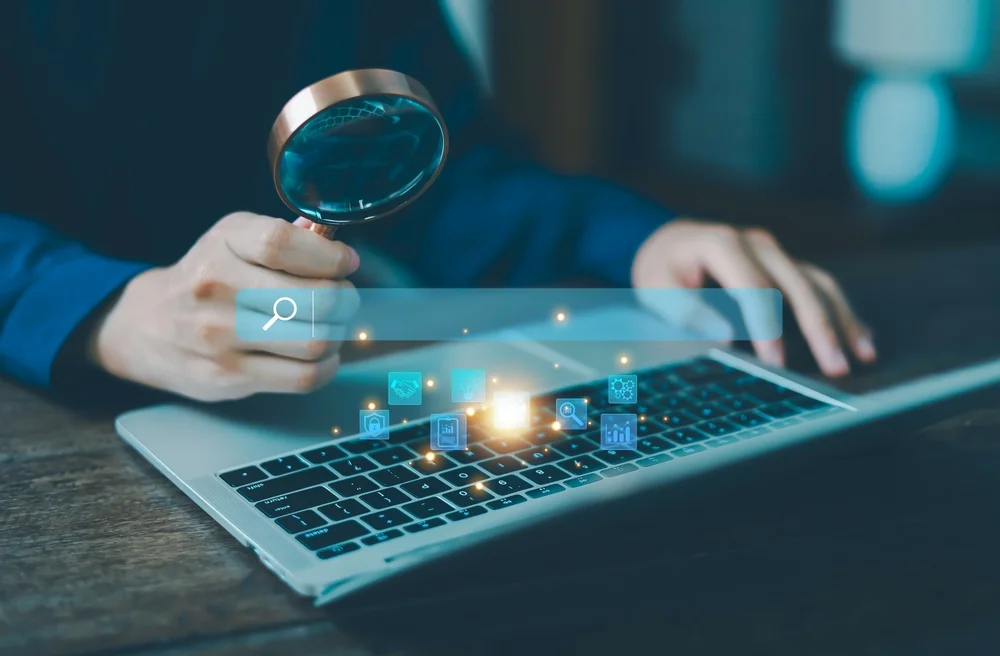 Une équipe collaborant sur l'interface d'un projet de Développement intranet corporate.