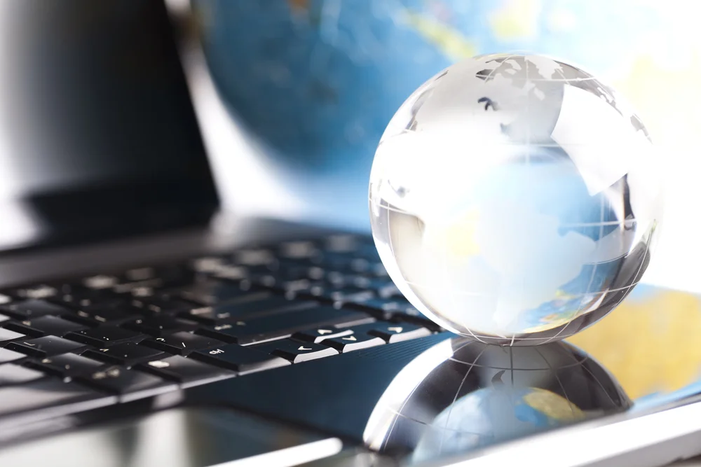 Une carte du monde sur un globe terrestre digital, illustrant la stratégie d'expansion d'un Site web business international.